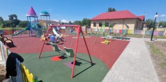 În această vară, copiii din alte două sate ale comunei Filipeștii de Pădure vor avea locuri de joacă noi