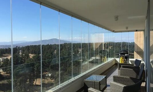 Care sunt avantajele inchiderii unui balcon cu sticla?