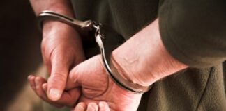 Un comisar-șef de poliție și un avocat au fost reținuți, sub acuzația de trafic de influență