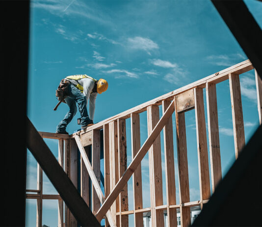 ȘASE modalități de a menține lucrătorii în siguranță în industria construcțiilor