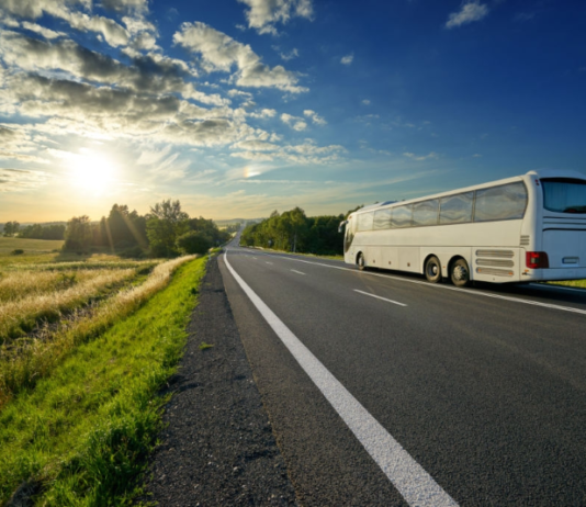 Care sunt avantajele transportului cu autocarul?