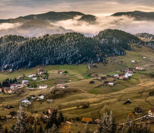 Fundata, o localitate pitoreasca din la poalele Carpatilor