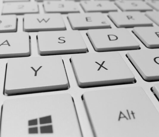 Cum să cureți tastatura laptopului ca un profesionist