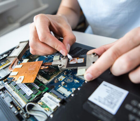 Cum să alegi cel mai bun serviciu de reparații laptop în București
