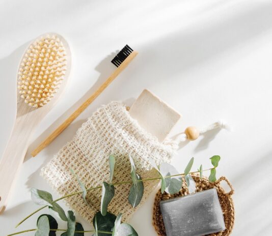LACALUT® Black & White pentru gingii sanatoase si dinti de un alb natural!