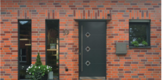 Ce material este recomandat pentru o ușă de intrare sigură, durabilă și aspectuoasă?