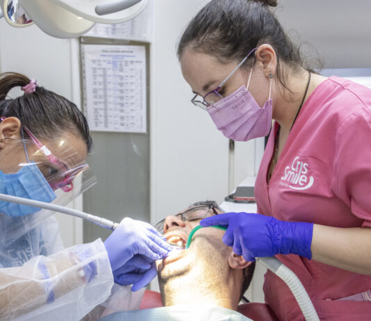 Cum să previi inflamațiile și infecțiile la nivelul implanturilor dentare