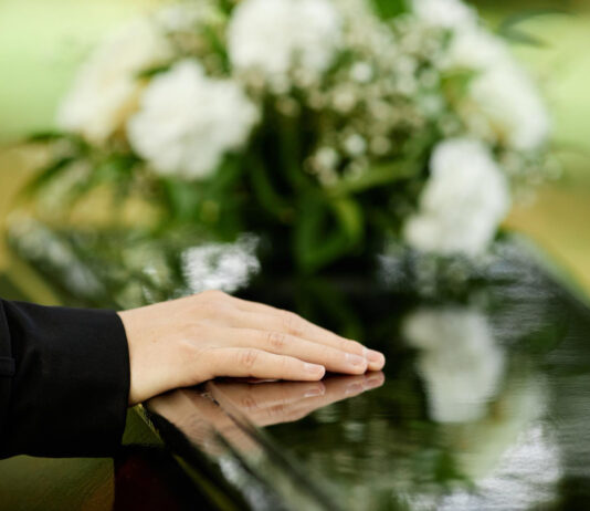 De ce merita sa apelezi la firmele de pompe funebre pentru organizarea ceremoniilor funerare