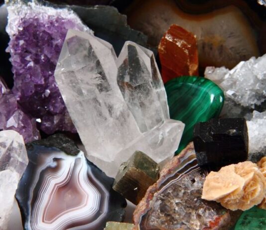 Cristale: Descoperă Magia Mineralelor la MineralShop