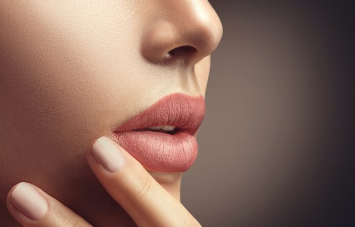 Beauty,Fashion,Woman,Lips,With,Natural,Makeup,And,Beige,Nail