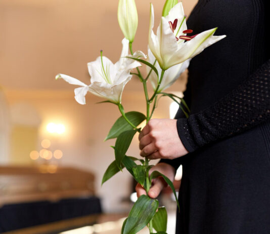 Aranjamentele florale funerare – un omagiu emotionant in cadrul ceremoniei de ramas bun