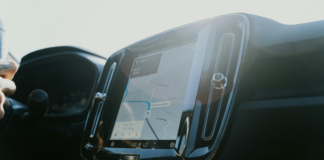 Navigație Auto: Tehnologia care Transformă Experiența la Volan