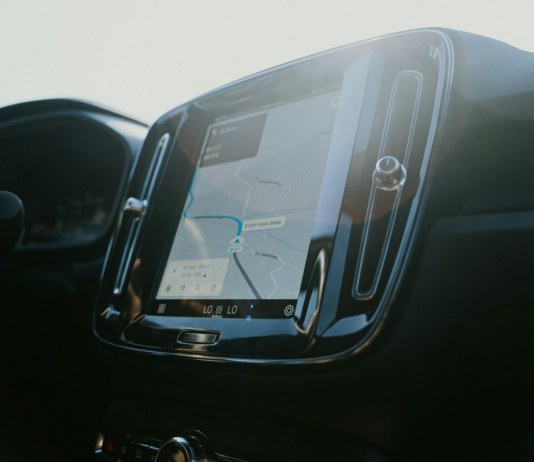 Navigație Auto: Tehnologia care Transformă Experiența la Volan