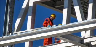Policarbonatul: Materialul care revoluționează industria construcțiilor și designului