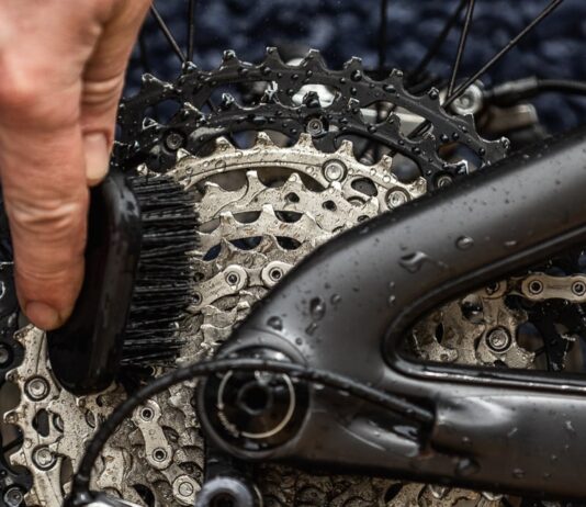 Nu lăsa uzura să-ți strice aventura: Schimbă lanțul bicicletei cu un Shimano sau SRAM de top lant-mtb-shimano-bicicleta