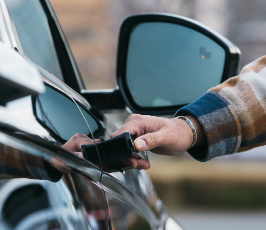 Servicii de deblocare ușă mașină, fără stres și fără daune