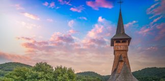 7 Biserici din Maramureș care merită văzute măcar o dată în viață