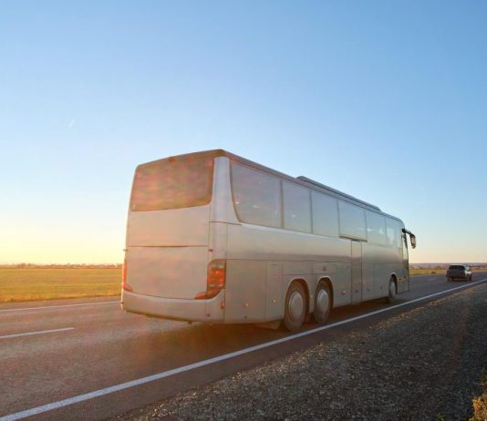 Vrei sa organizezi deplasarea unui grup? Iata cum alegi o firma de incredere pentru inchirieri autocare si microbuze