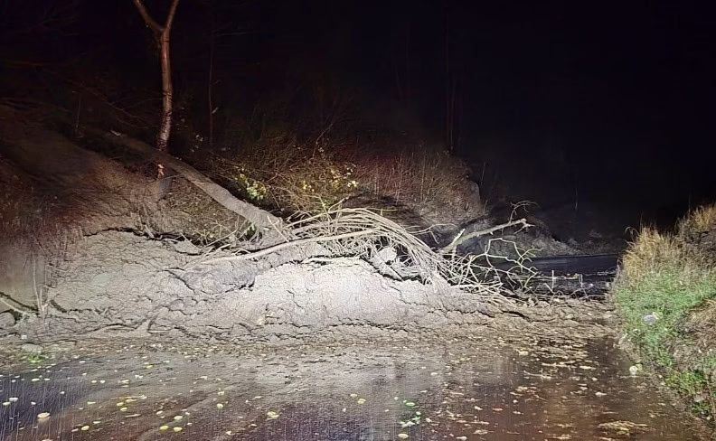 Drum județean din Prahova, blocat de o alunecare de teren în urma ploilor (FOTO)