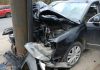 Câmpina: Un tânăr a pierdut controlul direcției și a intrat cu mașina într-un stâlp