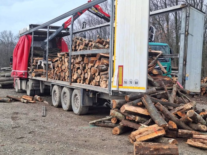 Un șofer din județul Brașov, prins transportând mai mult material lemnos decât scria în acte