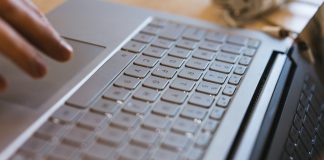 Lichid vărsat pe tastatura laptopului – una dintre cele mai frecvente cauze pentru care ajunge în service