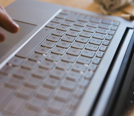 Lichid vărsat pe tastatura laptopului – una dintre cele mai frecvente cauze pentru care ajunge în service