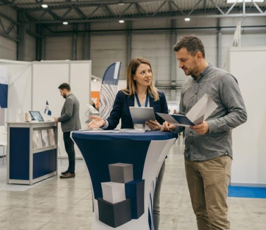 Masa de cocktail la eveniment: mai mult decât un element de mobilier