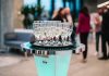 Robot waiter pentru evenimente cu servire modernă și interacțiune memorabilă
