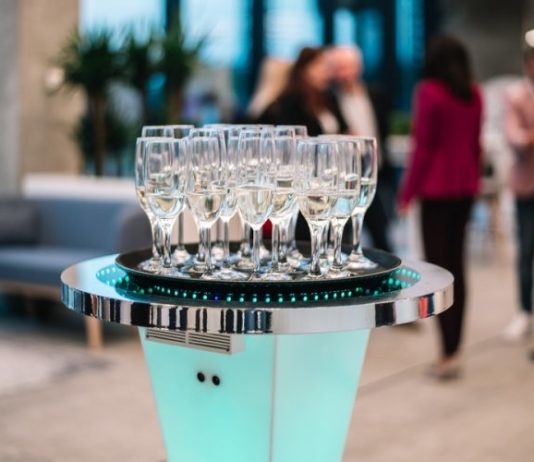 Robot waiter pentru evenimente cu servire modernă și interacțiune memorabilă