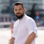 Compari.ro: datele arată că românii au intrat în modul de vacanță – produsele asociate călătoriilor și categoriile dedicate timpului liber sunt în creștere