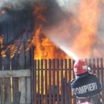 Un prahovean s-a ales cu răni după ce i-a luat foc casa